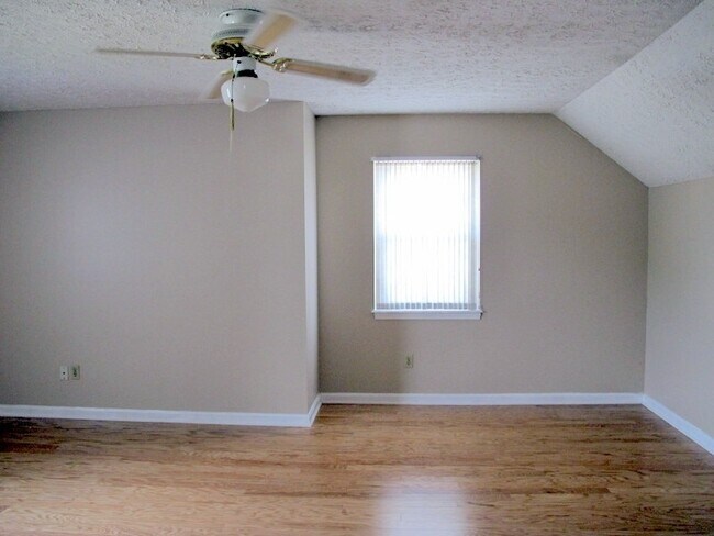 Building Photo - 927 Woods Hollow Dr