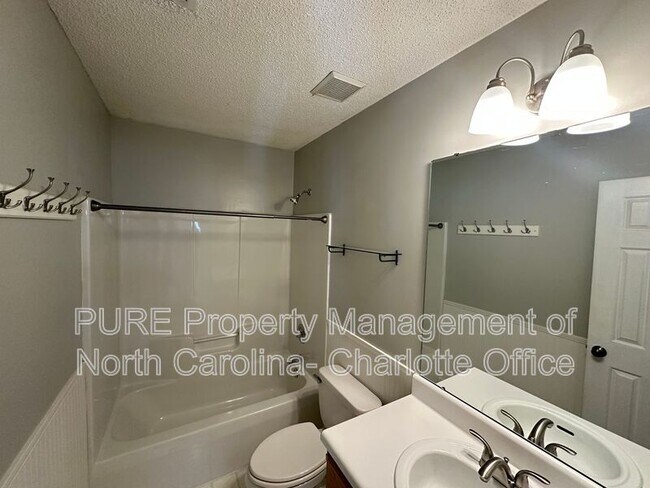 Building Photo - 12115 Landing Green Dr