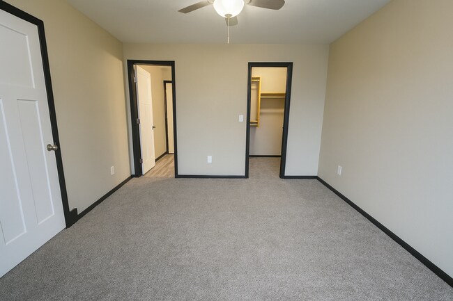 Building Photo - 2110/12 E Cedar Tree St