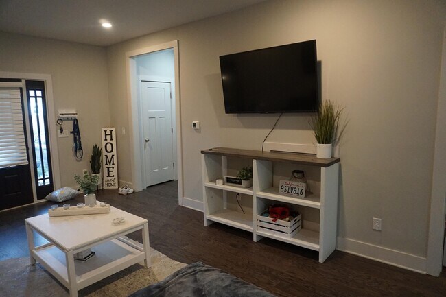 Building Photo - 509 Rosedale Ave E