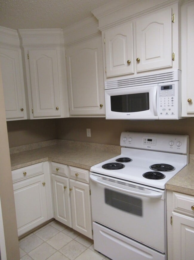 Building Photo - 3760 Beacon Dr