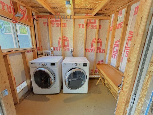 Building Photo - 2 Bedroom 1 Bath - Nicely Updated home wit...