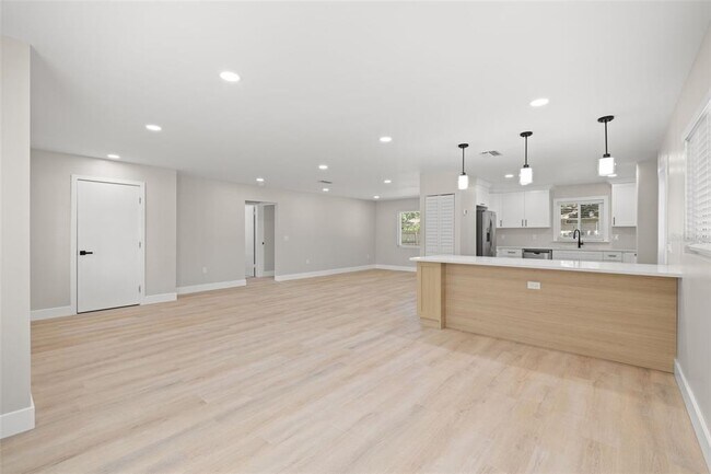 Building Photo - 1500 San Mateo Dr