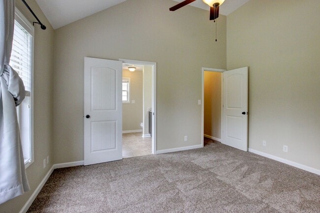 Building Photo - Sweet 3 bed 2 bath clost to post and I-24.