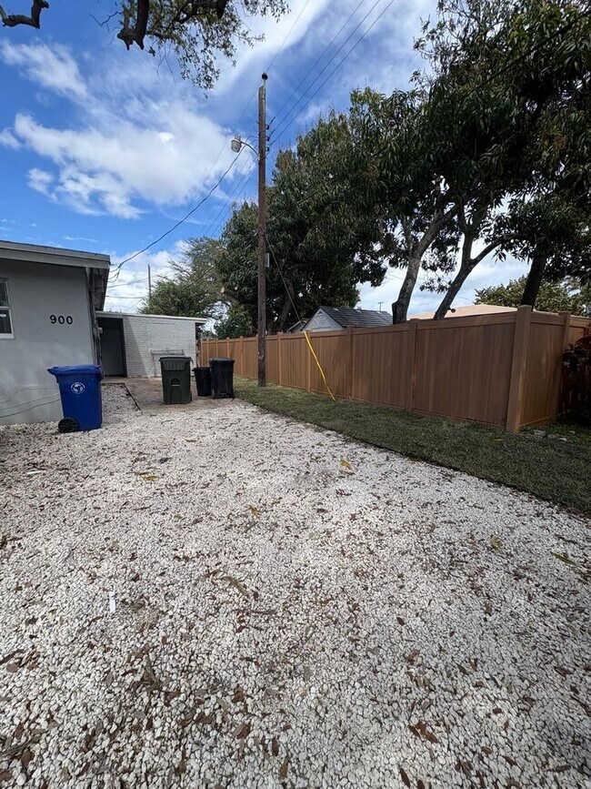 Building Photo - 900 NW