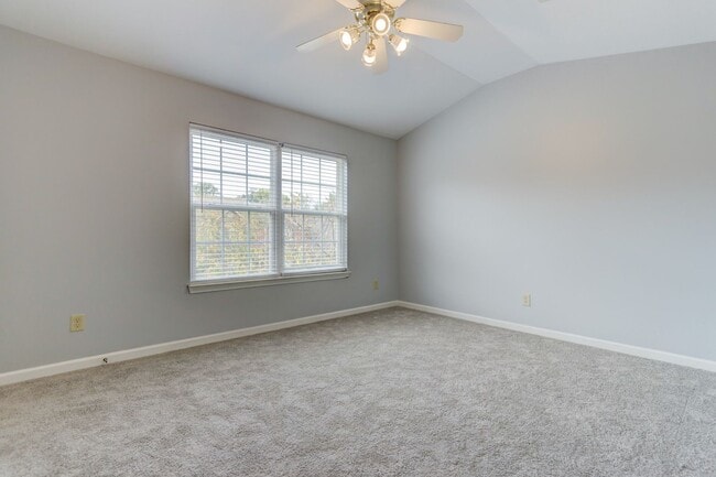 Building Photo - Spotless 2 bedroom townhome in Hardison Hills