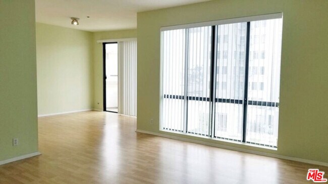 Building Photo - 533 S St Andrews Pl