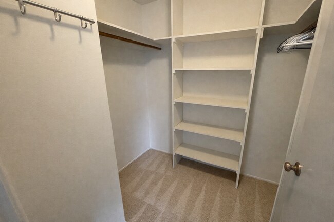Building Photo - 1 BEDROOM / 1 BATH CONDO AVAILABLE AT WATERGATE COMPLEX IN EMERYVILLE!!!