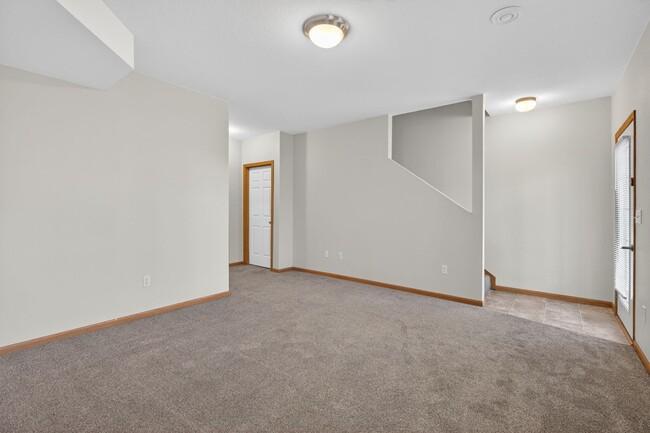 Building Photo - 3 Bedroom 3.5 bath