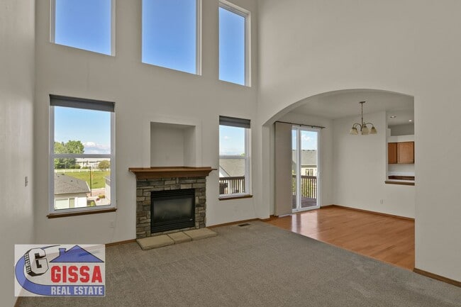 Building Photo - Beautiful home with views of Pikes Peak!