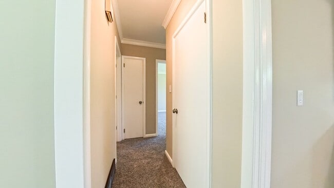 Building Photo - Spacious 3 Bedroom 1.5 Bath Home- Located ...