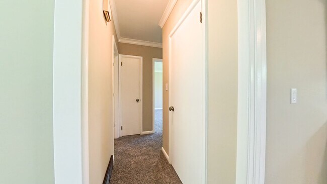 Building Photo - Spacious 3 Bedroom 3 Bath Home- Located on...