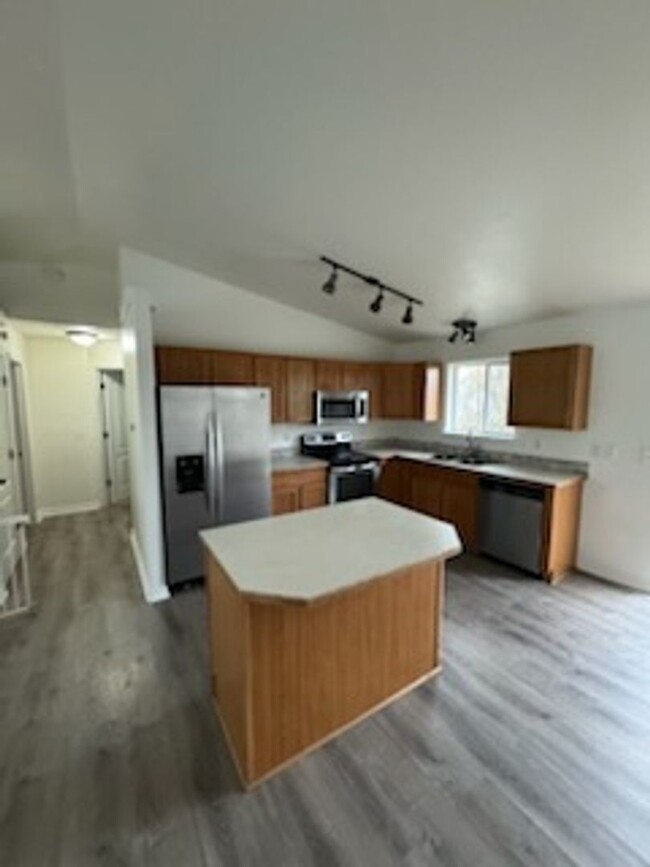 Building Photo - Calling all renters!! Make this your home ...