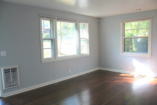 Building Photo - Donelson - Updated 2 bedroom 1 bath - tons of parking & storage!
