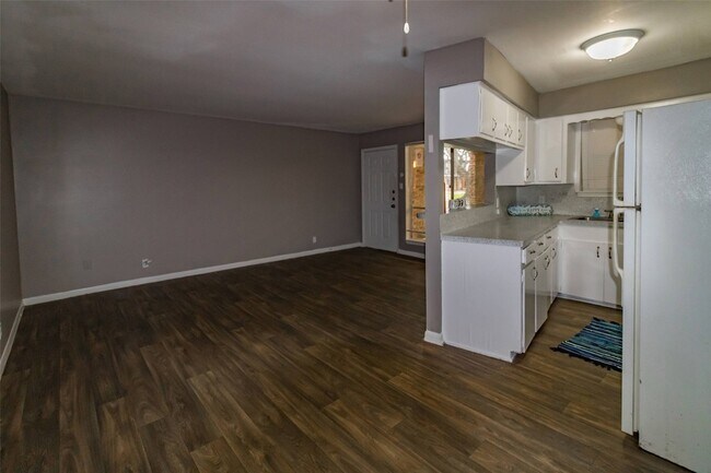 Building Photo - 1305 Memorial Dr