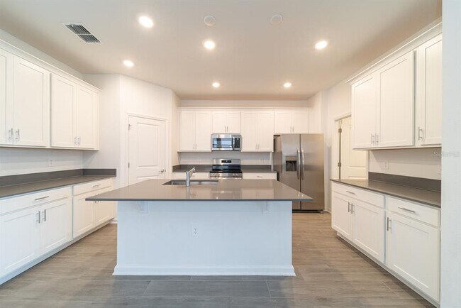 Building Photo - 2898 Armstrong Ave