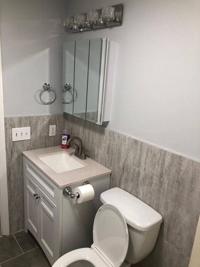 Building Photo - 422 Smithfield Ave