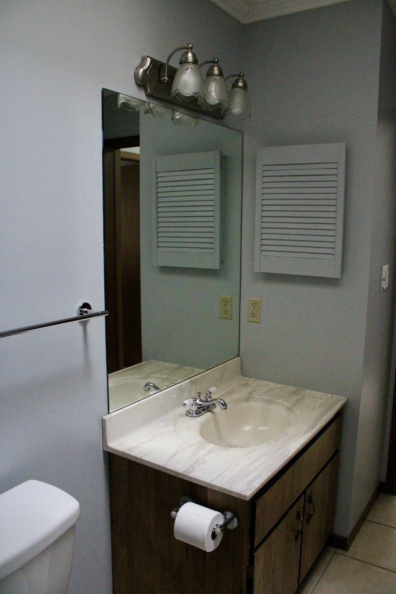 Upstairs Bathroom with Medicine Cabinet - 10523 Briston Ct