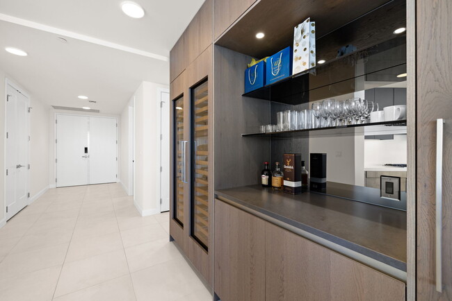 Building Photo - 2900 W Bay to Bay Blvd