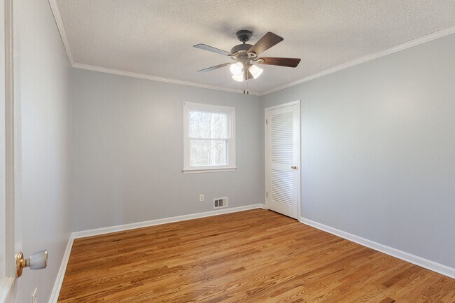 Building Photo - Spacious 4bd/2.5ba Ranch w/ Two-Car Garage & Large Basement and Screened Porch!