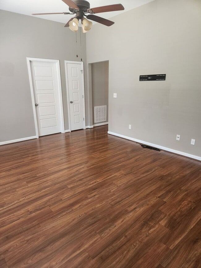 Building Photo - Cozy 3 Bed 2 Bath Home Available Now