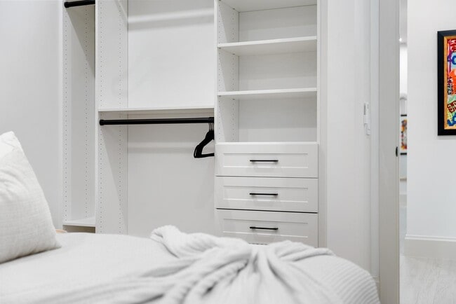 Building Photo - 220 S Swinton Ave