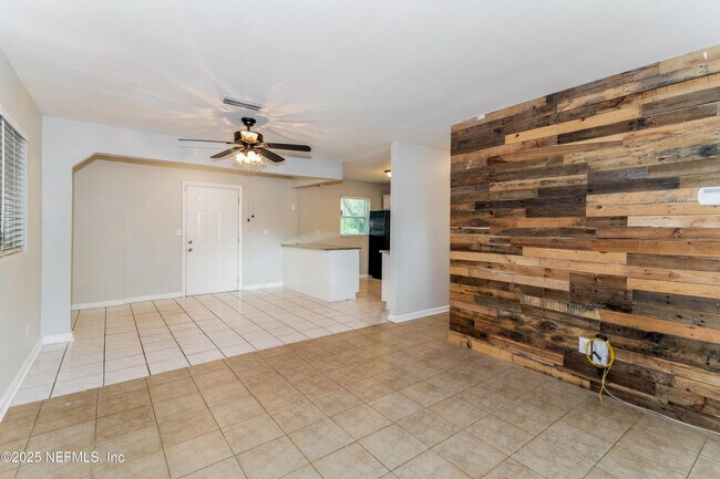 Building Photo - 2378 Lourdes Dr W
