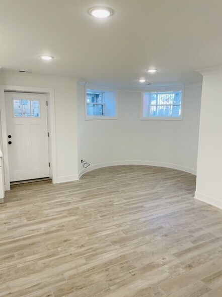 Building Photo - 843 W Wellington Ave