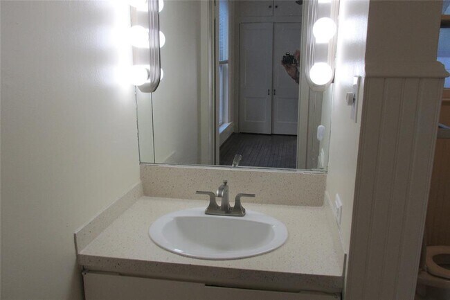 Building Photo - 800 San Antonio St