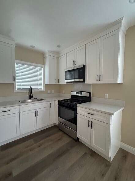 Building Photo - 10107 Laurel Canyon Blvd