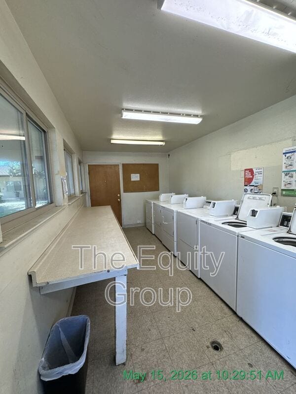 Building Photo - 1426 W Elowin Ave