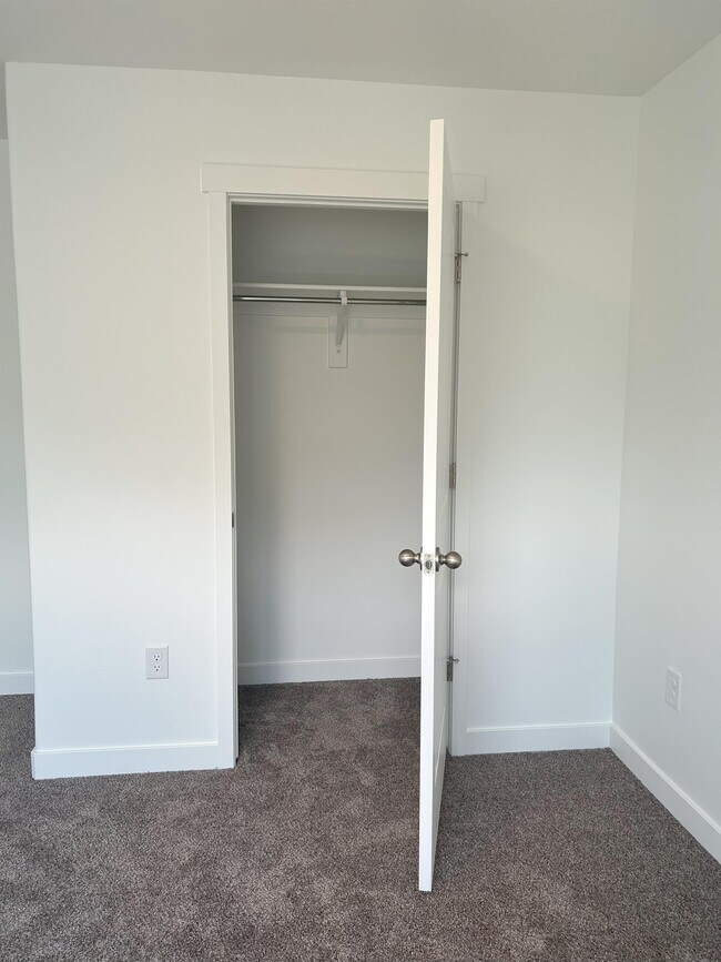 Building Photo - 613 N Pear Dr