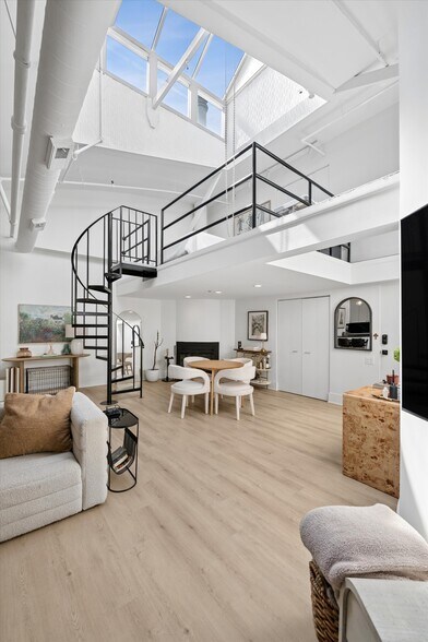 Building Photo - 1000 W Diversey Pky
