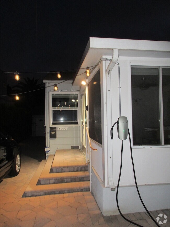 Building Photo - 4223 La Salle Ave