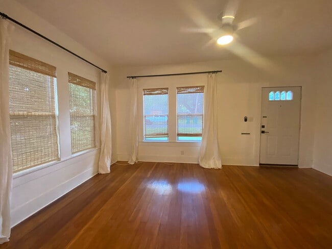 Building Photo - 2 BEDROOM WITHIN WALKING DISTANCE TO UMHB