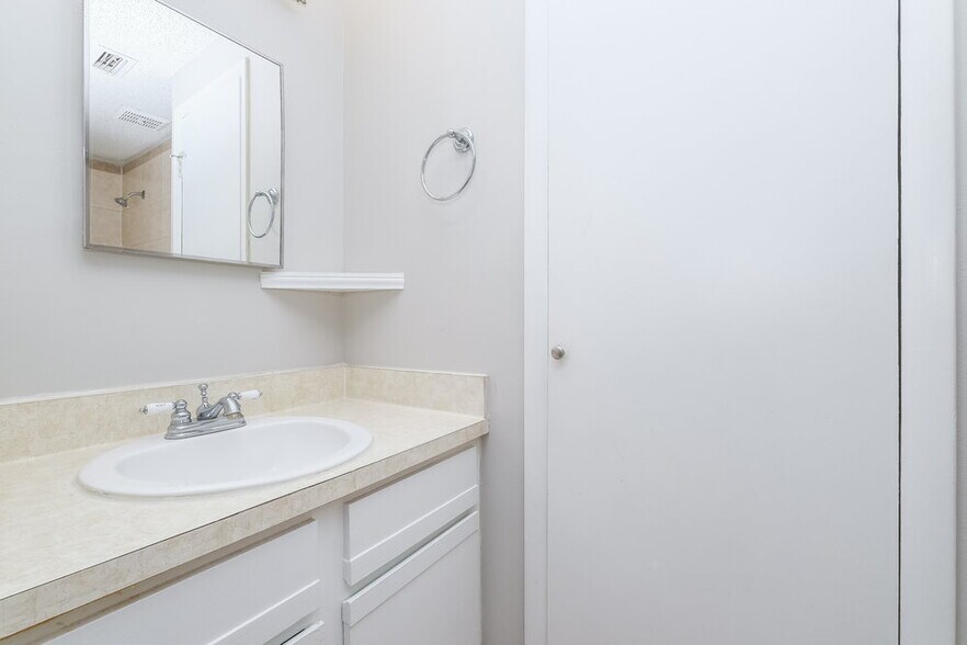 Building Photo - 7511 Breezewood Ct