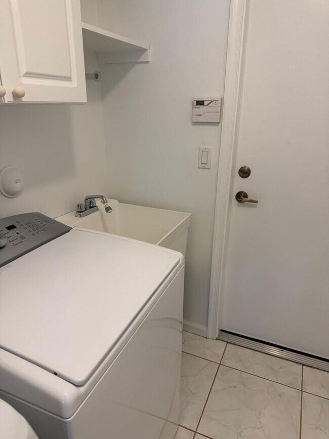 Building Photo - 106 Pepper Tree Cres