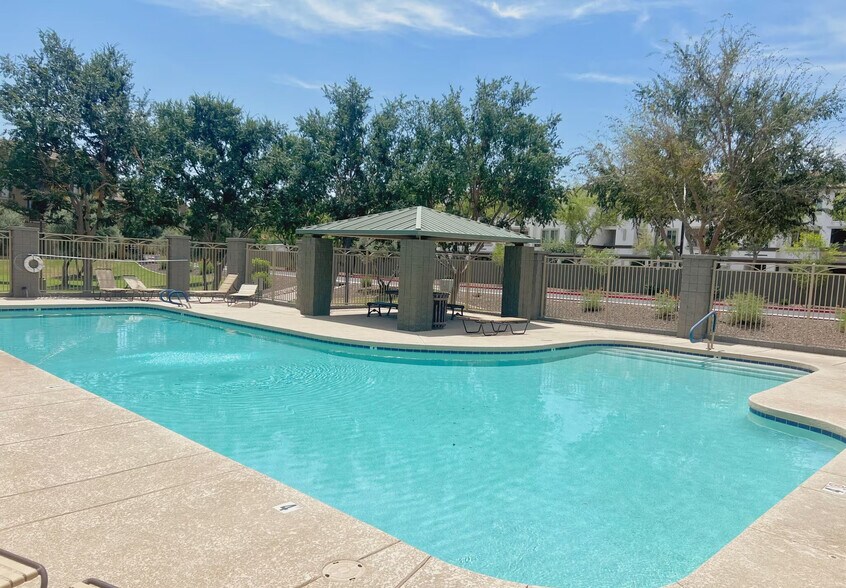 Building Photo - 900 S 94th St