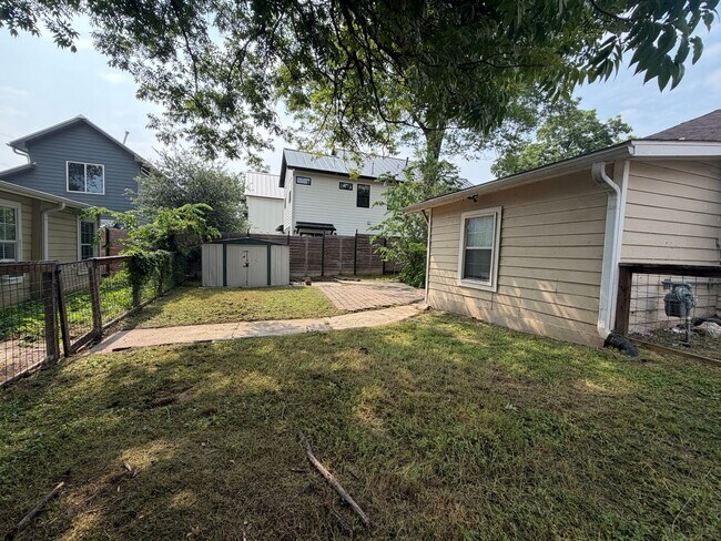 Building Photo - CUTE 2/1 HOME CLOSE TO DOWNTOWN