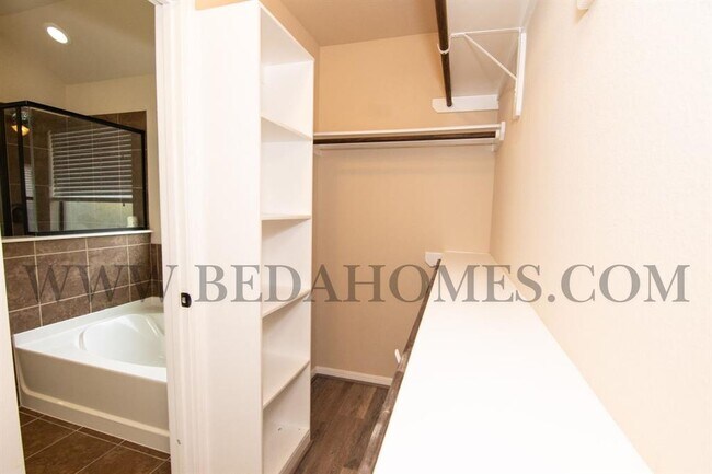 Building Photo - 9134 St Laurent Ln