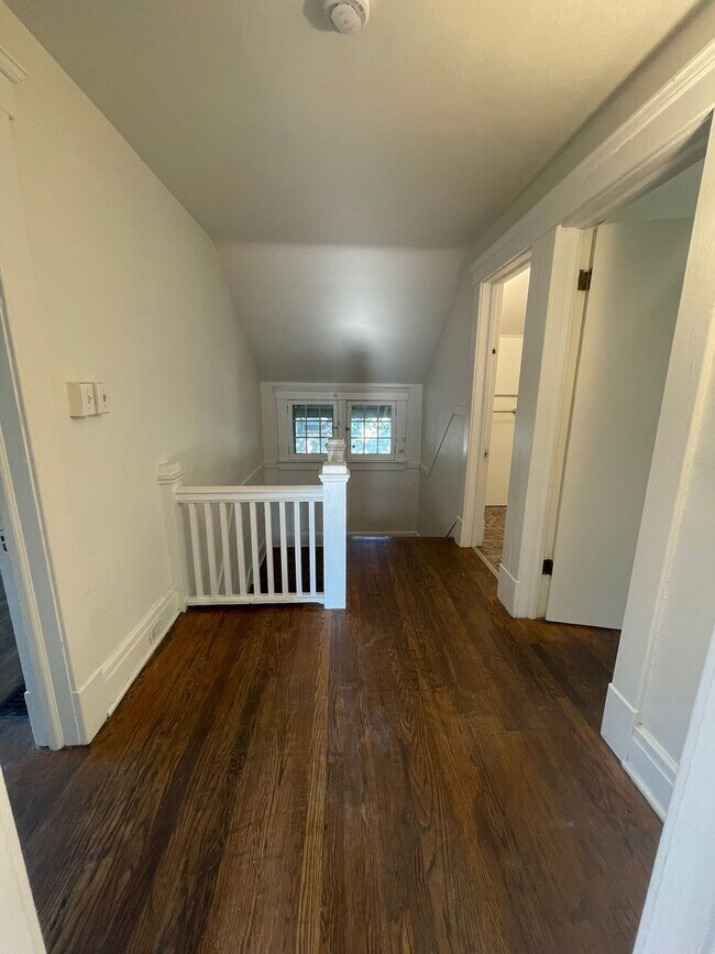 Building Photo - Spacious Home Near U-M | Enclosed Porch, In-Unit Laundry, & On-site Parking!