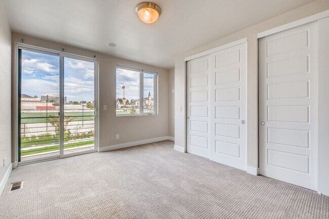 Building Photo - High Street Townhomes 3 bedroom unit with ...