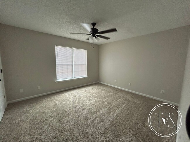 Building Photo - 1825 Lawnwood Dr