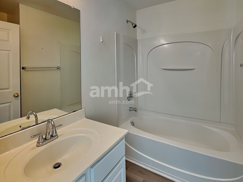 Building Photo - 1361 Pondhaven Dr