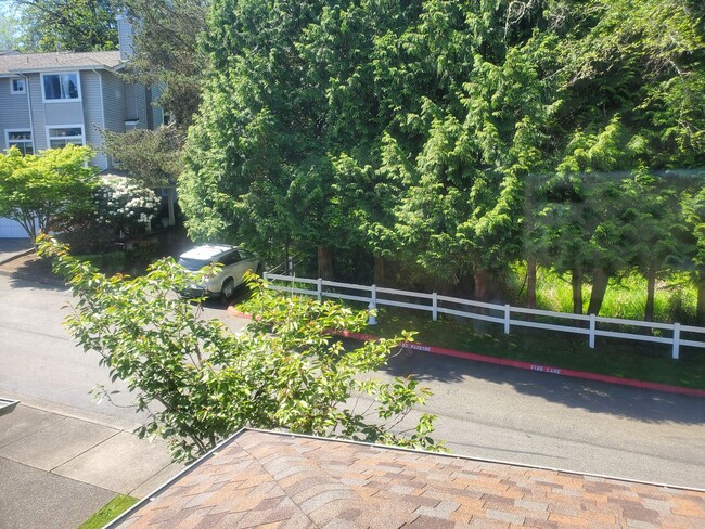 Building Photo - Issaquah Location With Peek-a-Boo Views