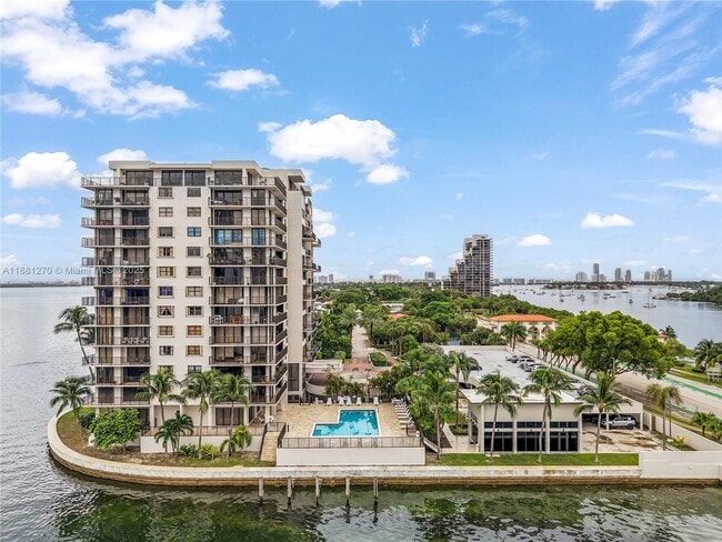 Building Photo - 801 N Venetian Dr