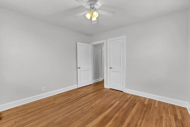 Building Photo - Conveniently Located off Memorial Dr! Lovely 2 Bed 1 Bath Home!