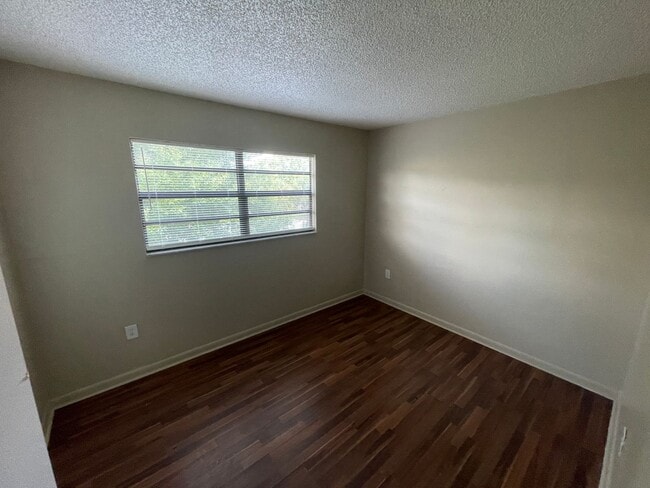 Building Photo - 2/1 Apartment