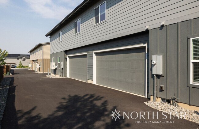 Building Photo - New, Bright & Spacious 3 bed/2.5 bath w/ G...