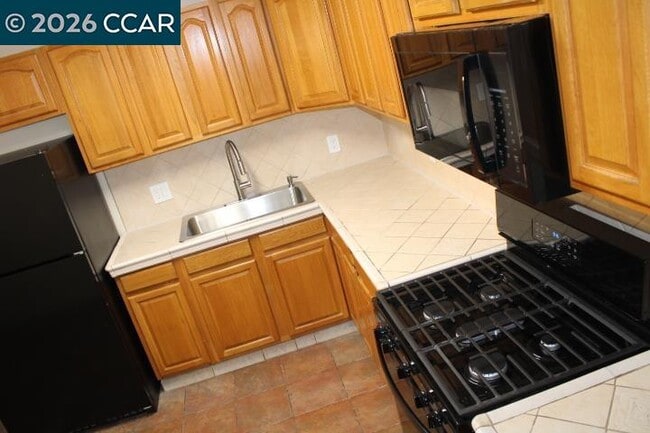 Building Photo - 325 21st St